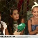 Три момичета продават гривни и даряват пари за онкоболни 