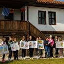 Ученици от СУ Черноризец Храбър дариха картини за родната къща на Златю Бояджиев в Брезово