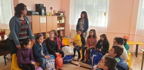 Ученици от СУ „Георги Измирлиев“ направиха дарение на детска градина 