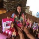 Момиченце продава куклите си, за да помогне на деца с рак 