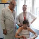Доктор протезира момиче без крайници и покри половината сума за протезите 