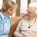 Медицински сестри ще помагат на болни възрастни хора