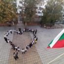 Ученици и учители от НУ Васил Друмев в Пазарджик събраха средства за лечението на Вики